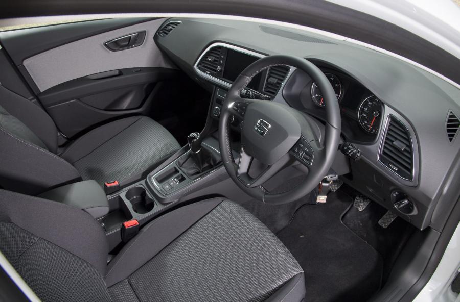 Интерьер Seat Leon 2017 года  (UK) (фото 20 из 31)